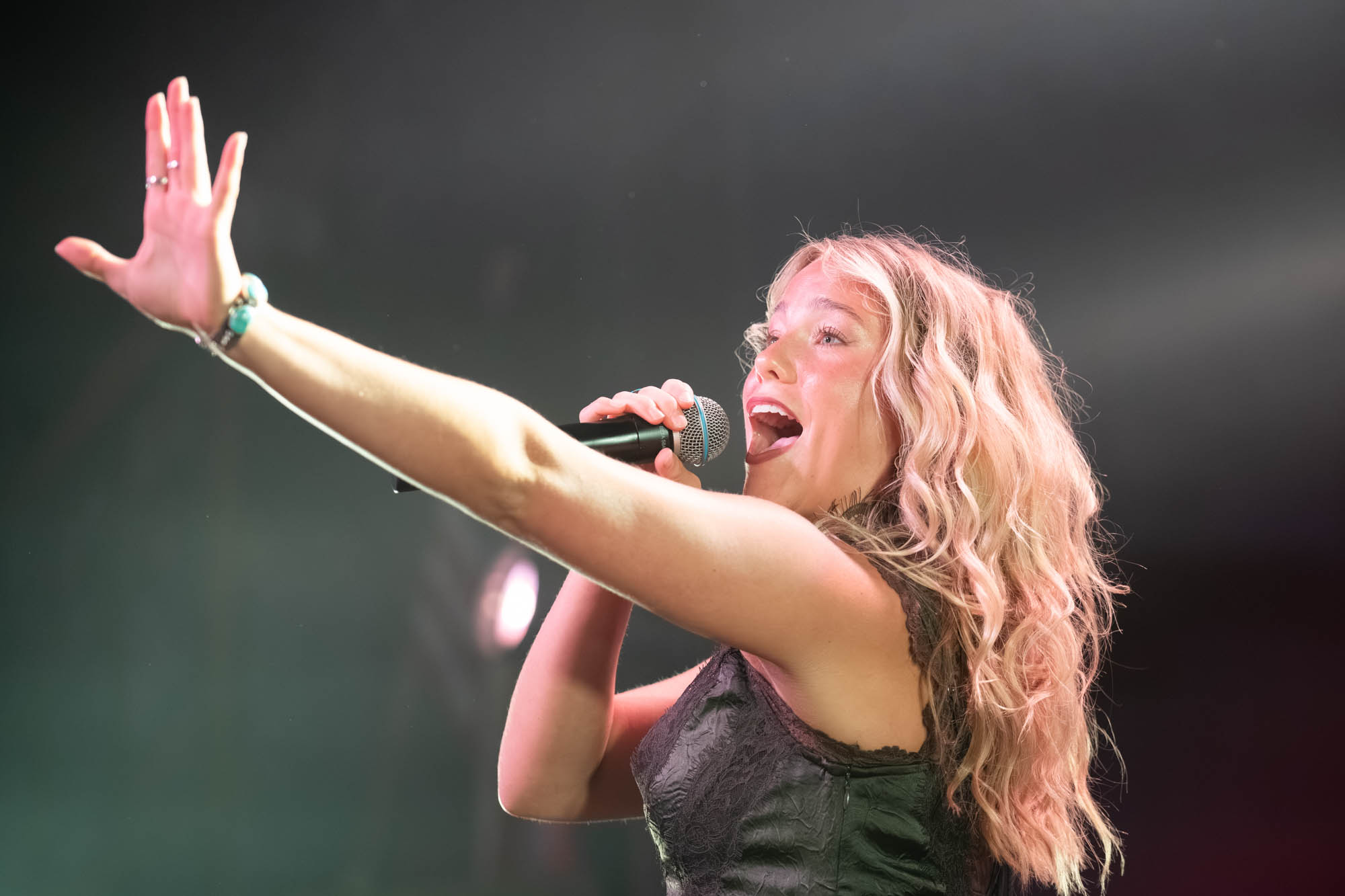 Avery Anna live on tour